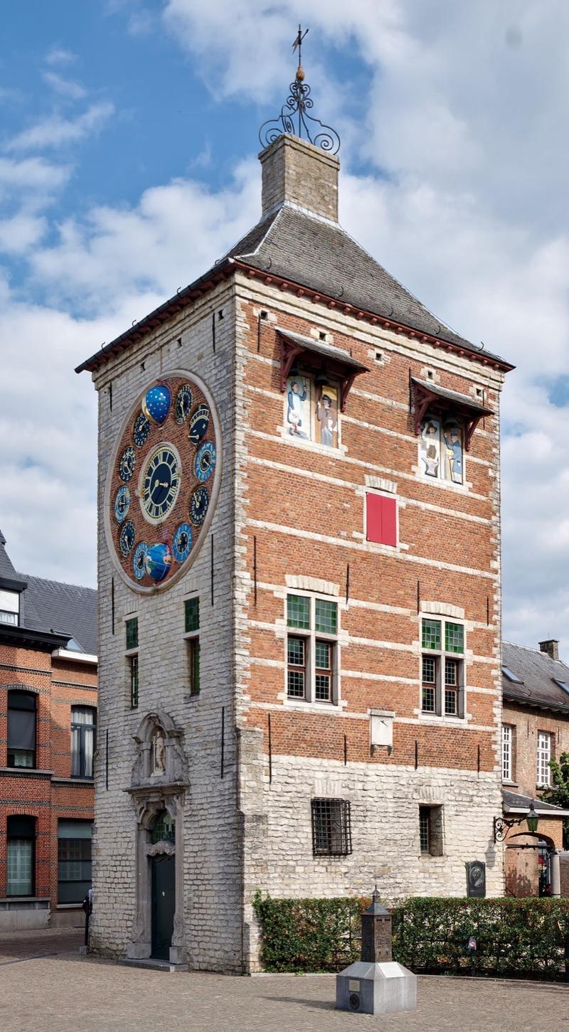 De Zimmertoren in Lier: een bakstenen toren met een grote astronomische klok